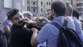FOTO: Demonstran Libanon Adu Jotos dengan Pendukung Hizbullah Demonstran Libanon merayakan pengunduran diri PM Saad Hariri di jalanan. Namun, mereka diadang oleh pendukung Hizbullah.