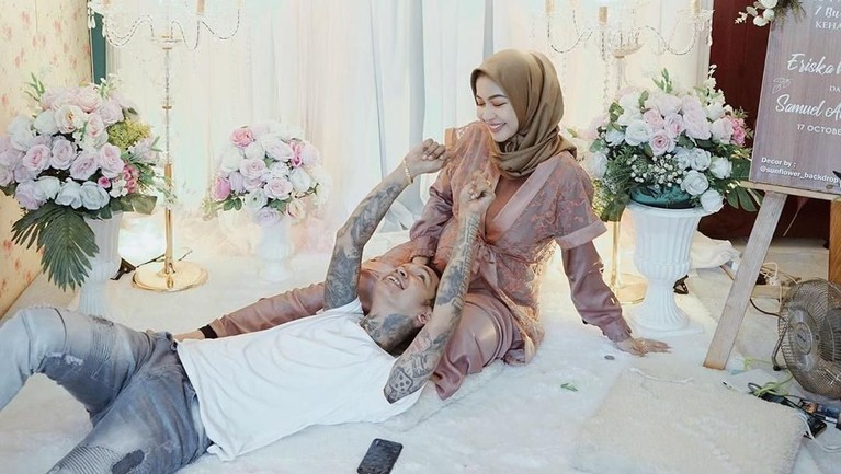 Istri Young Lex, Eriska Nakesya mengunggah foto tasyakuran 7 bulan kehamilan di akun Instagram pribadinya.