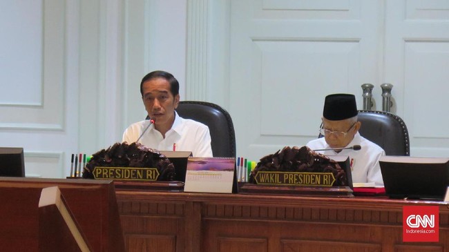 Jokowi mengumpulkan sejumlah menterinya sore ini untuk membahas 'bencana' yang menimpa pabrik tekstil di dalam negeri.