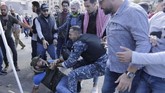 FOTO: Demonstran Libanon Adu Jotos dengan Pendukung Hizbullah Demonstran Libanon merayakan pengunduran diri PM Saad Hariri di jalanan. Namun, mereka diadang oleh pendukung Hizbullah.