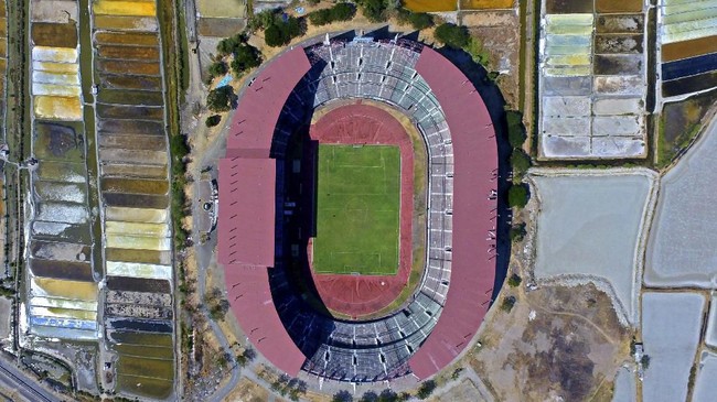 Wali kota Surabaya Tri Rismaharini melakukan sidak ke Stadion GBT setelah munculnya polemik bau sampah pada salah satu calon venue Piala Dunia U-20 2021.