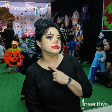 Bertema Putri Kerajaan, Magdalena Ajak Anak Rayakan Halloween