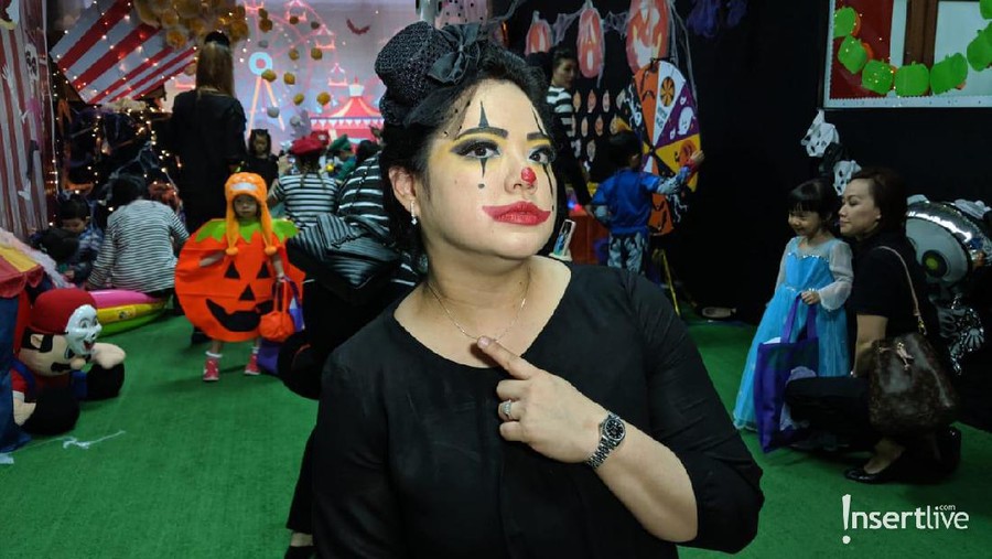 Bertema Putri Kerajaan, Magdalena Ajak Anak Rayakan Halloween