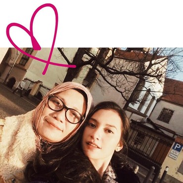 Tengah Berseteru, Ini 6 Potret Akrab Indah Permatasari dan Ibunda