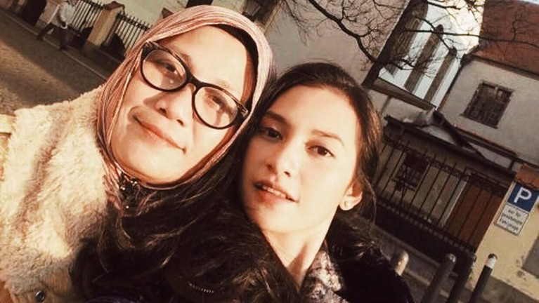 Di tengah berbagai isu miring tentang hubungannya yang memburuk karena Arie Kriting, seperti apa potret akrab Indah Permatasari dan Nursyah?