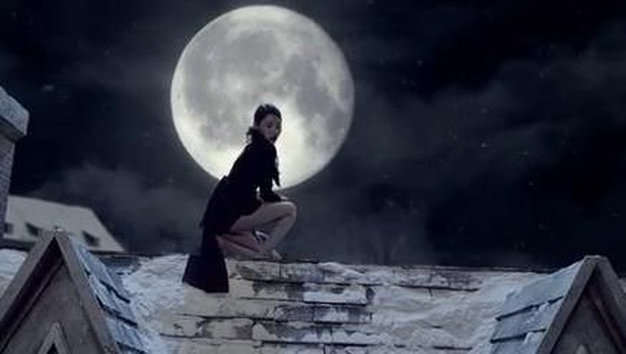 5. Full Moon - Sunmi 5 Video Musik ini bertema horor dan bisa buat bergidik.