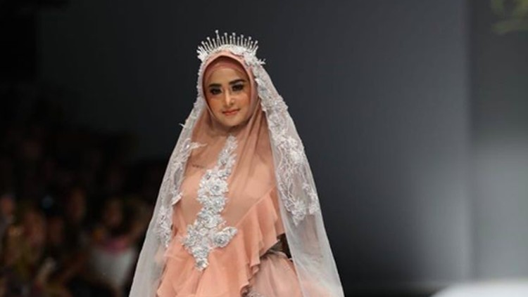 Dewi Perssik tampil mengejutkan dengan busana syari yang menutup tubuhnya dari atas hingga ke bawah. Ada alasan haru di baliknya.