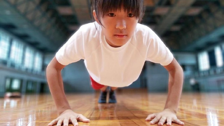 Anak ini lumpuh usai dihukum push-up karena salah membaca kalimat di kelas, sedih banget.