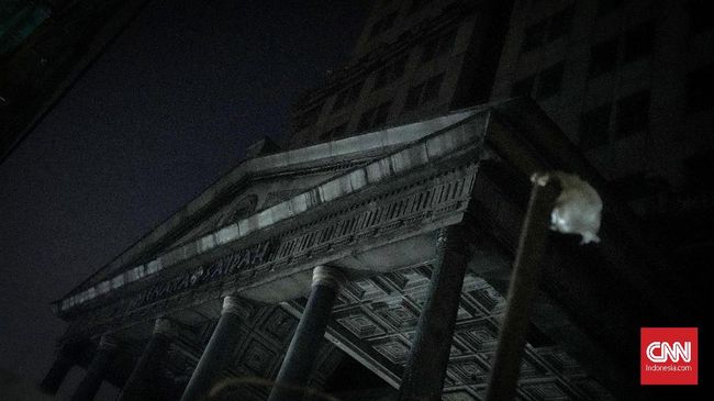 Seorang tukang ojek online dikabarkan mendapat pesanan gaib dari kuntilanak merah di Menara Saidah. Kini gedung tersebut tak boleh dimasuki orang.