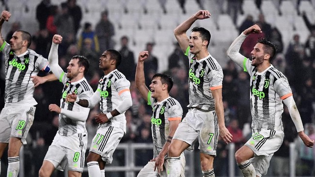Juventus' Portuguese forward Cristiano Ronaldo (2R) celebrates with his teammates at the end of the Italian Serie A football match between Juventus and Genoa on October 30, 2019 at the 'Allianz Stadium' in Turin. (Photo by MARCO BERTORELLO / AFP)