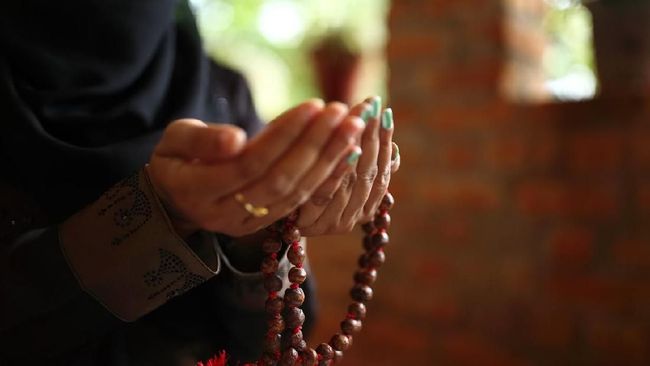 Sama halnya seperti puasa lain, puasa sunnah Tasua dan Asyura wajib diawali dengan membaca niat. Berikut bacaan niat puasa Tasua dan Asyura.
