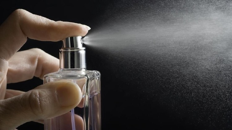 Ingin Wangi Parfum Tahan Lama? Semprot di Titik Ini Bunda Jika Bunda ingin wangi parfum bertahan lama di tubuh, semprotnya di titik-titik ini, ya.