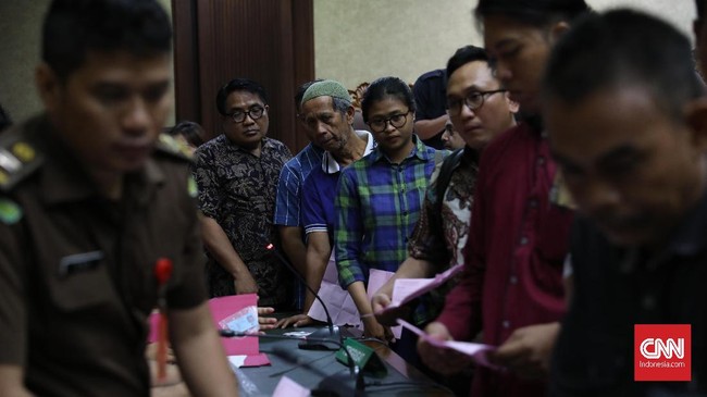 Para pelanggar izin mendirikan bangunan (IMB) di Jakarta Pusat menjalani sidang yustisi. Denda yang harus dibayar bervariasi, mulai Rp3 juta hingga Rp50 juta.
