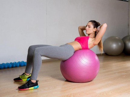 Yuk Bunda, Bikin Perut Rata dengan 5 Gerakan Bola Pilates