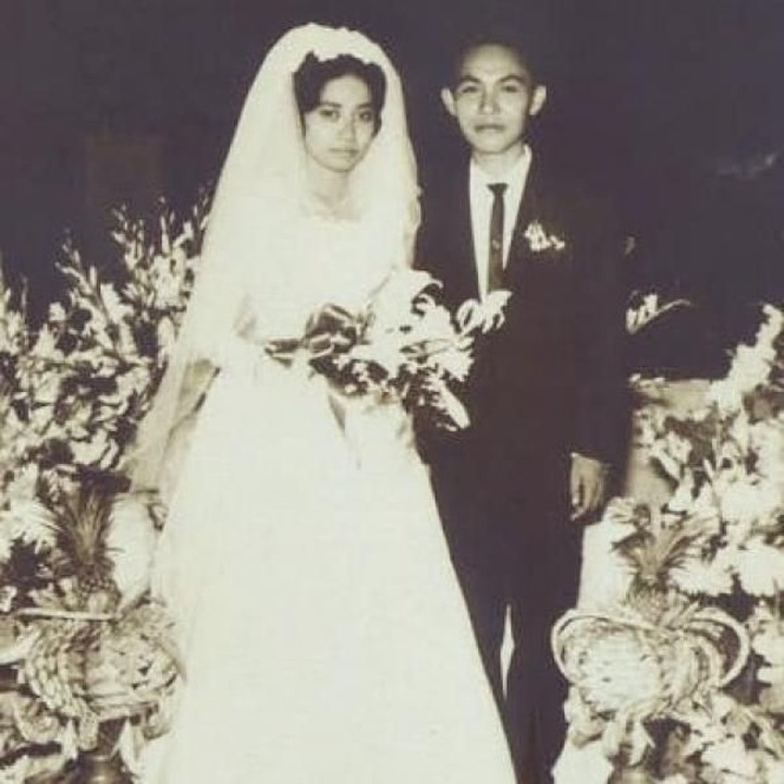 <p>Selain Habibie dan Ainun, kisah cinta Martha Tilaar dan H.A.R Tilaar tak kalah romantis. Keduanya menikah pada 12 Januari 1964. Delapan bulan menikah, Martha terpaksa harus menjalani LDM (<em>long distance marriage</em>) karena suaminya dapat beasiswa kuliah di AS. (Foto: Instagram @wulan_tilaar)</p>