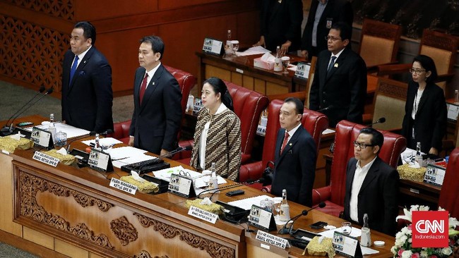 Baru sebulan menjabat, sebanyak 214 anggota DPR RI tak menghadiri rapat paripurna yang mengagendakan penetapan Komjen Idham Azis sebagai Kapolri baru.