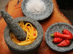 Benarkah Bumbu Ulek Lebih Nikmat daripada Diblender, Ini Kata Chef Norman Ismail