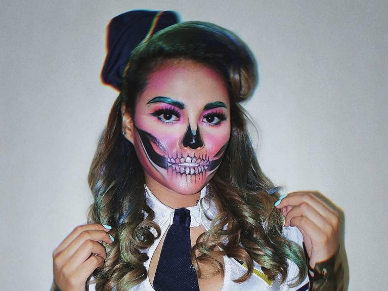 5 Kostum Halloween Selebriti Indonesia Perayaan hari Halloween selalu identik dengan pesta kostum. Berikut ini kostum halloween pasangan selebriti dunia yang paling kreatif.