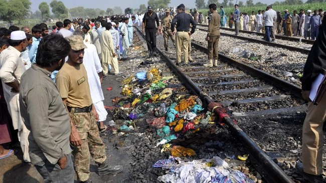 FOTO : Horor Kereta Maut di Pakistan