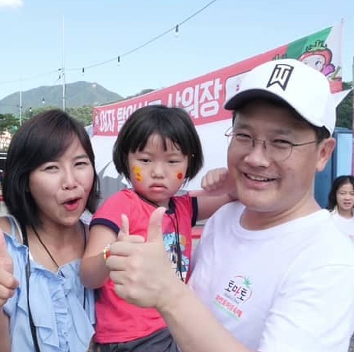 <p>Yannie Kim menikah dengan pria asal Korea Selatan (Korsel), Ko Incheol, pada 2004 silam. Mereka dikaruniai dua anak perempuan, Ko Soobin dan Ko Eunbi. (Foto: Instagram @yannie_kim)</p>
