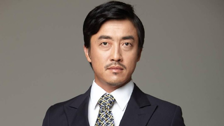 Drama Korea berjudul Vagabond bikin heboh netizen saat tampilkan adegan makan mie instan Indonesia. Ini pesona Jang Hyuk Jin, pemeran di dalam adegan teresebut.
