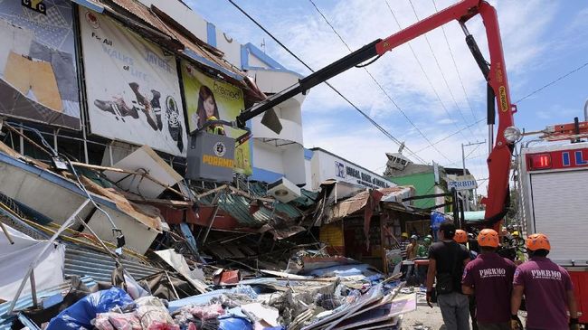 Presiden Ferdinand Marcos Jr. mengunjungi pusat gempa dahsyat dan daerah terdampak yang sejauh ini memakan empat orang korban jiwa dan melukai 60 lainnya.