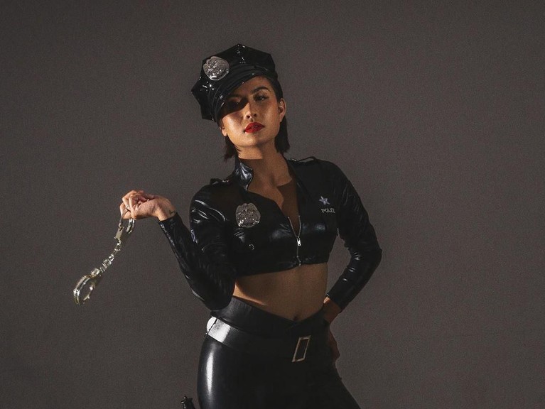 5 Kostum Halloween Selebriti Indonesia Perayaan hari Halloween selalu identik dengan pesta kostum. Berikut ini kostum halloween pasangan selebriti dunia yang paling kreatif.