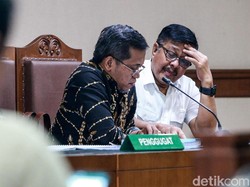 MA Pulihkan Gelar Doktor Eks Gubernur Sultra Nur Alam