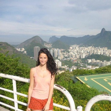 Wanita Inggris Ini Diakui V BTS sebagai Sosok Kekasih Paling Ideal