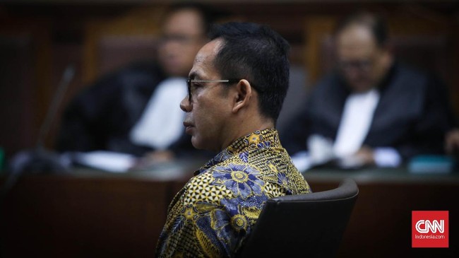 Komisaris Utama PT Balipasific Pragama (BPP) Tubagus Chaeri Wardana alias Wawan didakwa merugikan negara Rp 94,3 miliar terkait pengadaan alat kesehatan (alkes) Pemerintah Provinsi Banten dan Pemerintah Kota Tangerang Selatan pada sidang perdana di Pengadilan Tipikor, Jakarta, Kamis, 31 Oktober 2019. CNNIndonesia/Safir Makki