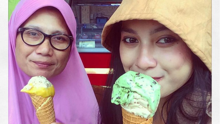Di tengah berbagai isu miring tentang hubungannya yang memburuk karena Arie Kriting, seperti apa potret akrab Indah Permatasari dan Nursyah?