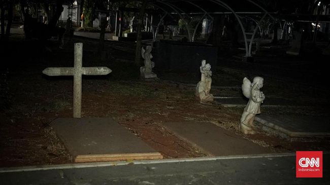 Selain nuansa haru, tak sedikit pengunjung Museum Taman Prasasti yang merasakan bulu kuduk merinding saat memasuki area pemakaman ini.