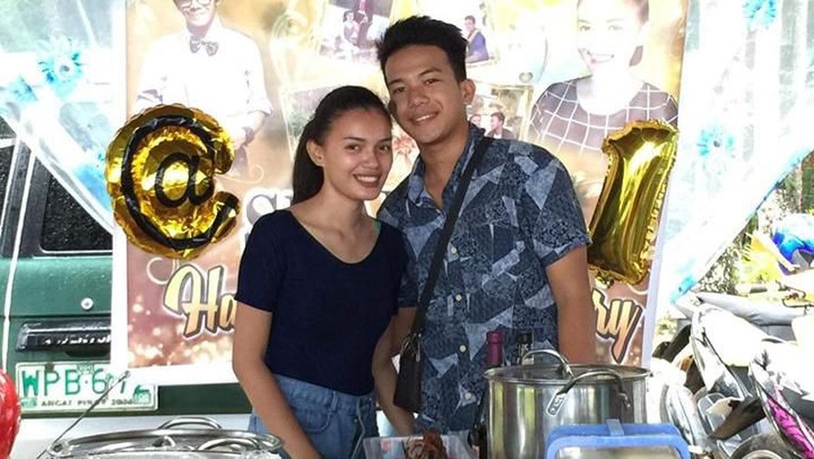 Pasangan yang baru berusia 18 tahun rayakan anniversary hingga undang keluarga dan sahabat.