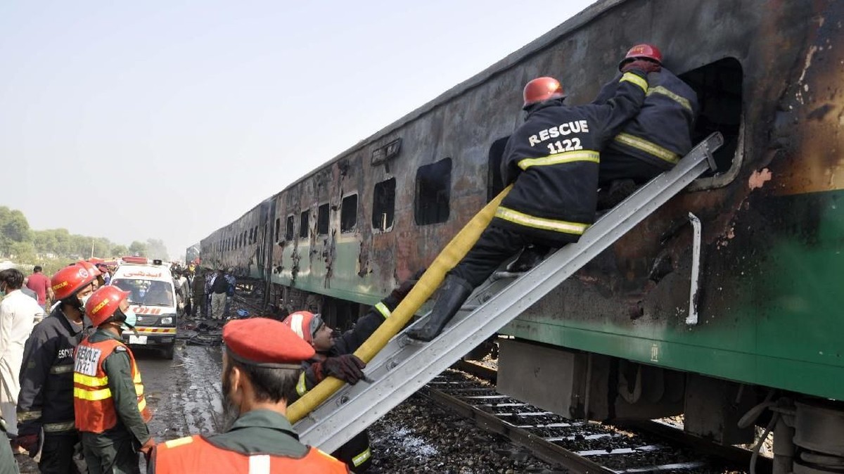 FOTO : Horor Kereta Maut di Pakistan