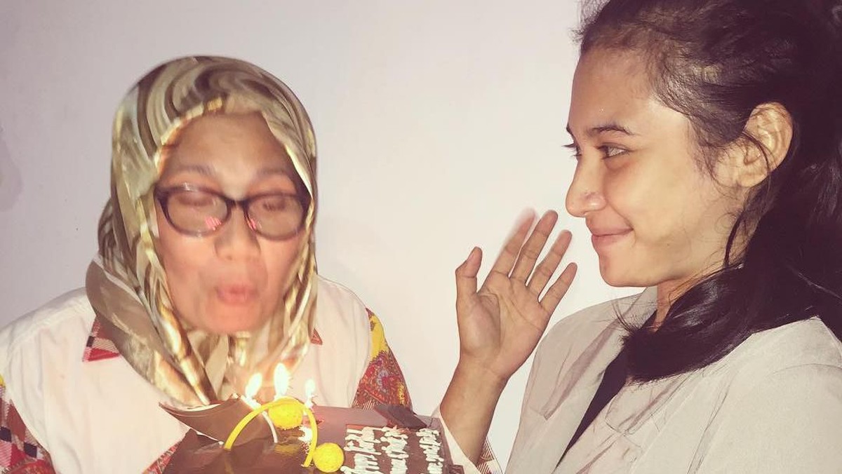 Di tengah berbagai isu miring tentang hubungannya yang memburuk karena Arie Kriting&comma; seperti apa potret akrab Indah Permatasari dan Nursyah&quest;