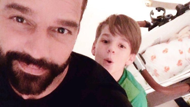 icky Martin dan pasangannya, Jwan Yosef resmi memiliki 4 orang anak. Berikut potret Ricky Martin dan keluarga.