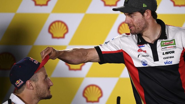 LCR Honda's British rider Cal Crutchlow (R) jokes with Pramac Racing's Australian rider Jack Miller before a press conference at the Sepang International Circuit on October 31, 2019, ahead of the MotoGP practice sessions for the Malaysia motorcycle Grand Prix. (Photo by Mohd RASFAN / AFP)