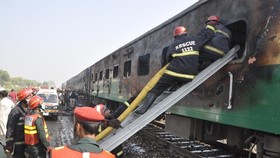 Korban Tewas Kebakaran Kereta Pakistan Capai 71 Orang