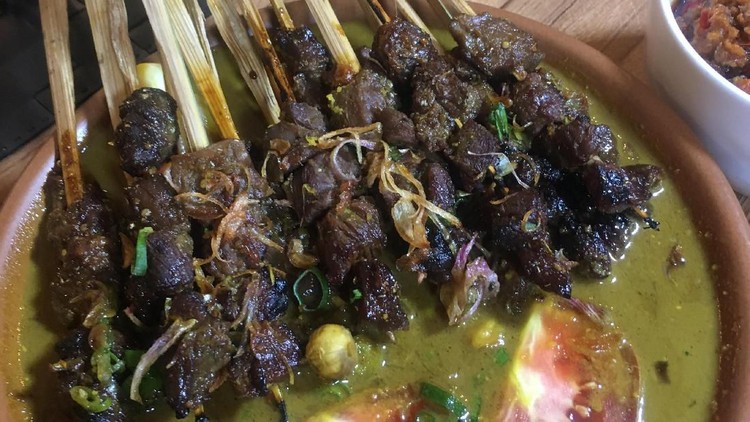 Di episode Bikin Laper kali ini, Bunda bakalan diajak kulineran, mulai dari sate, seafood, sampai roti yang fenomenal.