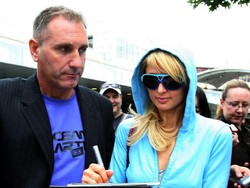 Berasa Keluarga Sendiri, Paris Hilton Ajak Fans Menginap di Rumahnya