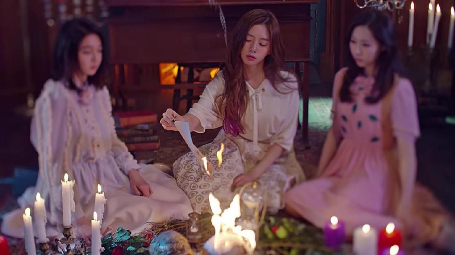 1. Good Night - DREAMCATCHER 5 Video Musik ini bertema horor dan bisa buat bergidik.
