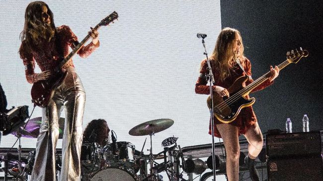Trio kakak beradik Haim bercerita tentang depresi yang dibalut ketukan gembira dalam 'Now I'm in It', lengkap dengan visual yang menjelaskan lirik.