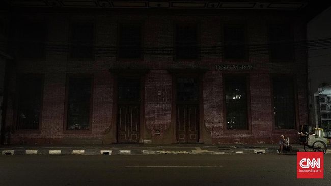 Penjaga warung mengatakan beberapa anak muda yang datang ke sini sempat kesurupan dengan mengucap bahasa Belanda.