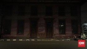 'Kesurupan' Noni Belanda di Toko Merah
