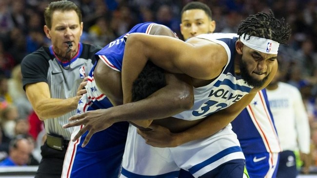 Laga NBA antara Philadelphia 76ers melawan Minnesota Timberwolves di Welss Fargo Center, Kamis (31/10) WIB, diwarnai dengan duel pemain ala UFC.