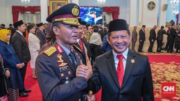 Jokowi Minta Tito dan Idham Azis Fokus Kawal Proses Pilkada Presiden Jokowi secara khusus meminta Mendagri Tito Karnavian dan Kapolri Jenderal Idham Azis memastikan gelaran Pilkada tak mengganggu penanganan Covid-19.