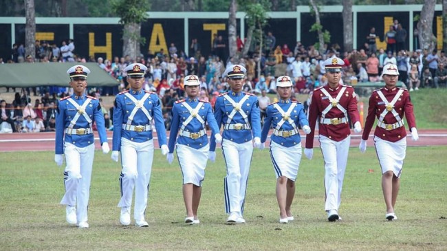 Idham Azis resmi menjabat Kapolri dan naik pangkat menjadi jenderal polisi. Di waktu yang sama, putranya menjadi taruna dengan prestasi 10 besar terbaik.