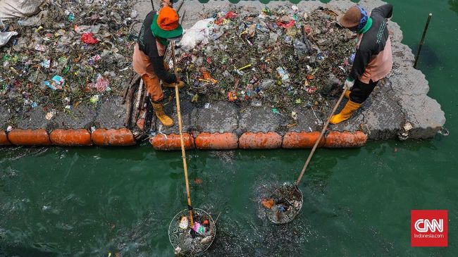 Sebuah brand skincare dari Amerika membuat wadah dari sampah plastik yang didatangkan dari Jakarta dan Bali.