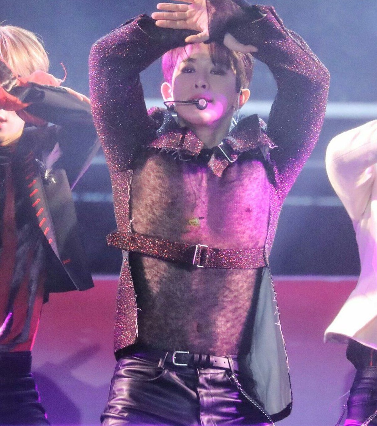 Wonho eks MONSTA X kerap tampil seksi memamerkan bentuk wajahnya dengan kosstum-kostum unik yang membuat fans histeris hingga mimisan&period;