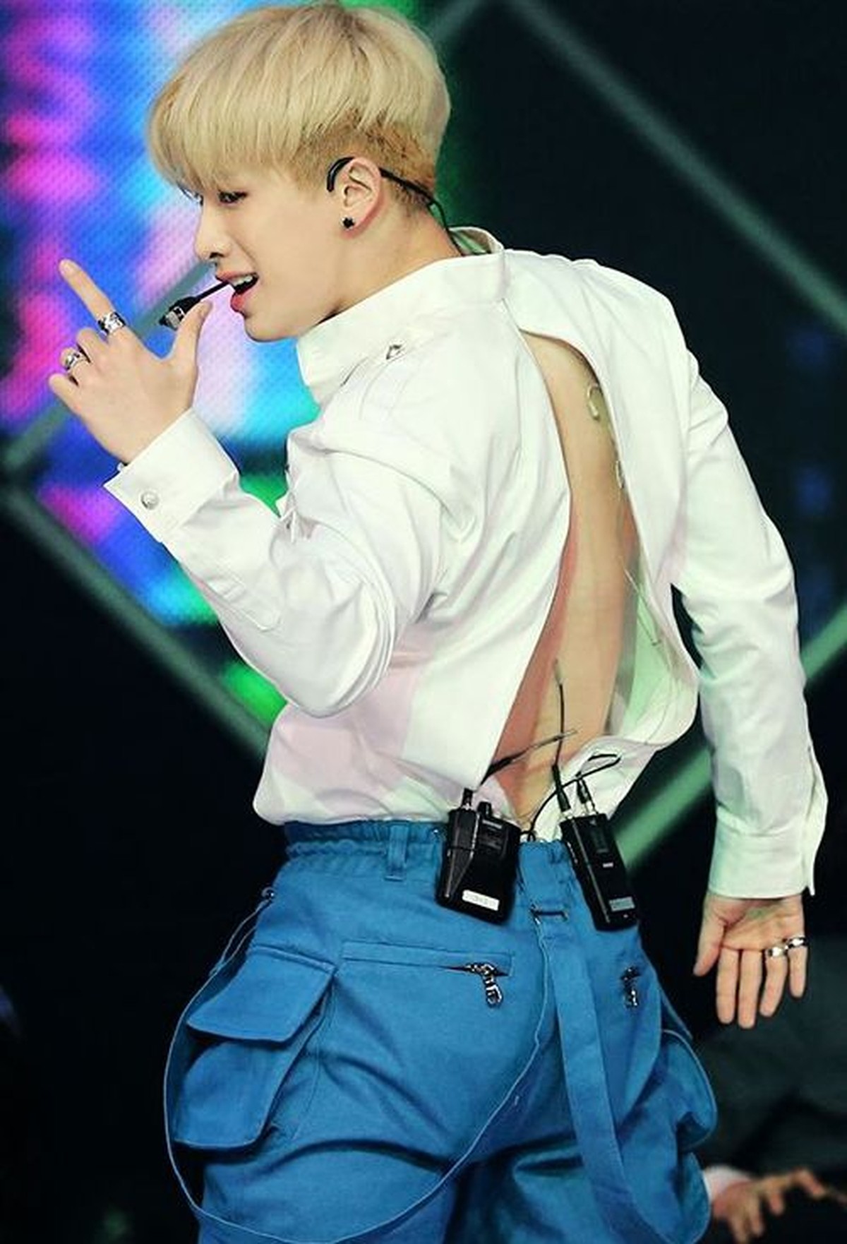 Wonho eks MONSTA X kerap tampil seksi memamerkan bentuk wajahnya dengan kosstum-kostum unik yang membuat fans histeris hingga mimisan&period;